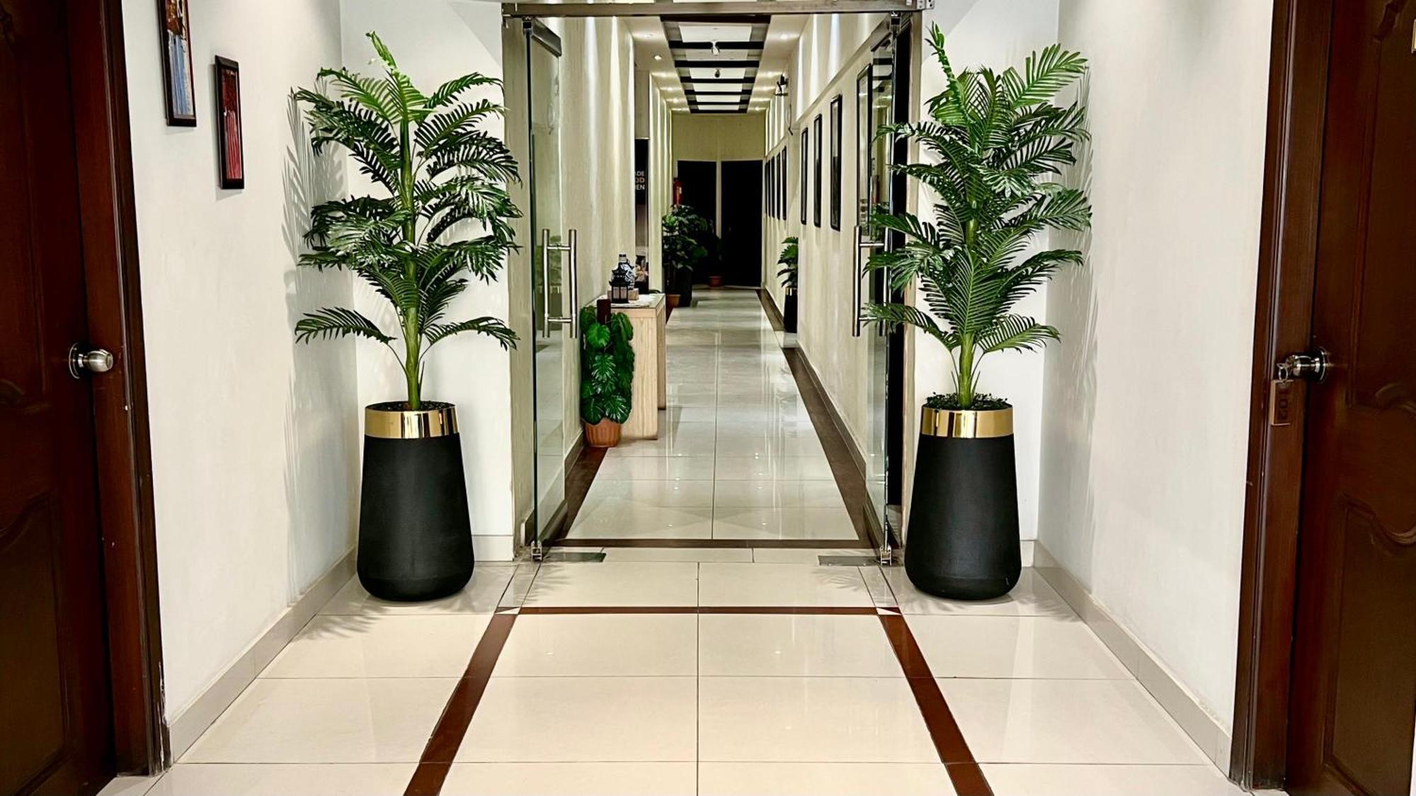 Royal Inn Hotel Karachi Exterior photo