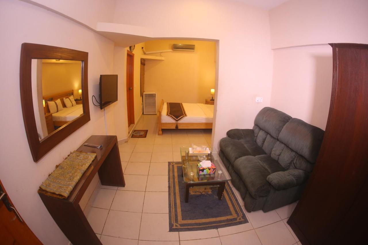 Royal Inn Hotel Karachi Exterior photo
